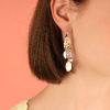 Boucles d'oreilles dormeuses Taratata Bijoux Brindille Métal, résines colorées dont les motifs sont peints à la main, perles en verre, microbilles en métal, perles en nacre, perle en quartz