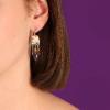 Boucles d'oreilles dormeuses Taratata Bijoux Ciboulette Métal, résines colorées dont les motifs sont peints à la main, perles en verre, chaîne de strass