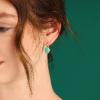 Boucles d'oreilles dormeuses Taratata Bijoux Green  en métal, résine colorée peinte à la main
