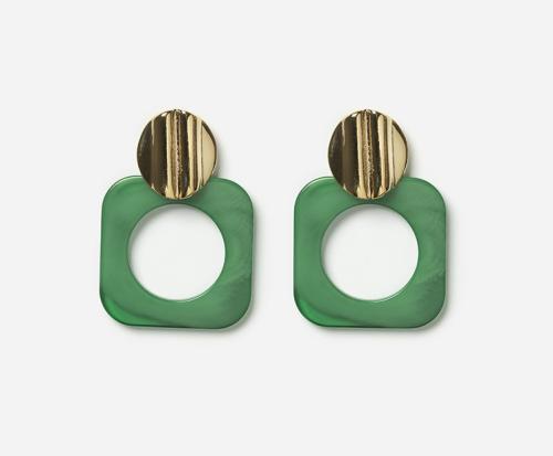 Boucles d'oreilles graphiques composées d'une pièce carrée ajourée en résine colorée et d'un disque de métal gaufré