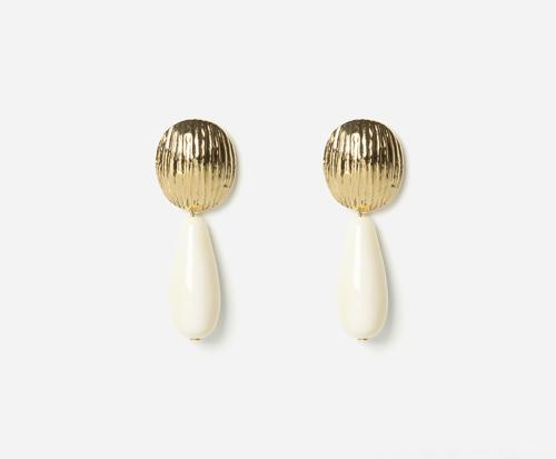 Boucles d'oreilles pendantes composées d'un cabochon en métal doré texturé et d'une perle de résine en forme de goutte